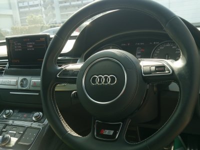 画像2: ■基本料金１５，０００円〜　■施工例■ＡＵＤＩ　Ｓ８　純正ステアリング　センターパットの傷補修　福岡市近郊でステアリングの修理をお考えの方はオートエージェンシーまで