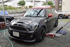 画像1: ■基本料金１５，０００円〜　■施工例■　ＭＩＮＩ　ＪＣＷ（ジョンクーパーワークス）純正アルミホイール（１７インチ・ブラック塗装）ガリ傷修理　福岡市でアルミホイールのガリ傷補修・修正はオートエージェンシーまで (1)