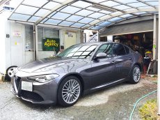 画像1: ■施工例■　アルファロメオ　ジュリア　赤レザーシートの傷、色剥がれの塗装による補修　福岡県でレザーシートの修理業者をお探しの方はオートエージェンシーまでお気軽にお問合せください。 (1)